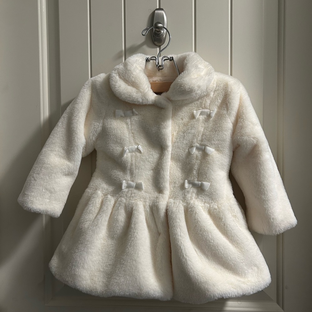 Elegant White Cape with High Collar and Flared Silhouette